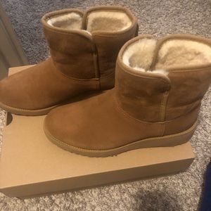 Gently worn twice Ugg short boots. Size 7 1/2.